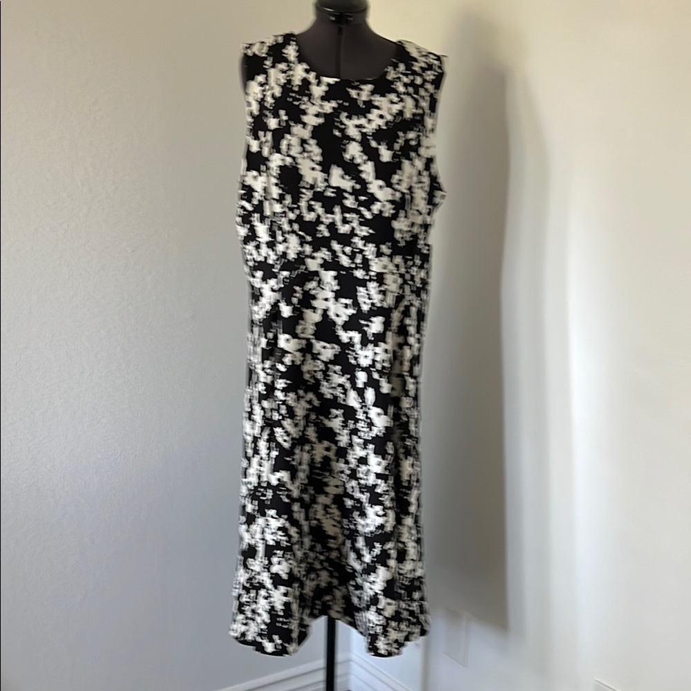 Calvin Klein Elegant Black and White Sleeveless Dress